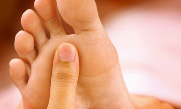 ciuperca degetelor de la picioare pe unghii și picioare