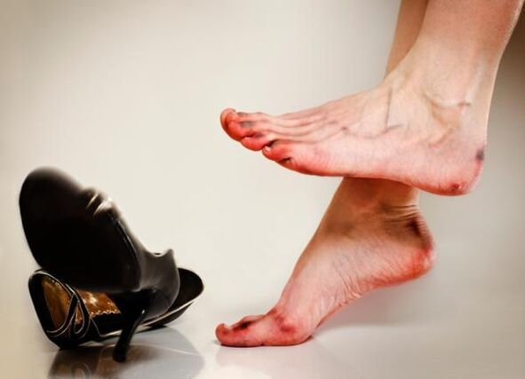 Dezvoltarea ciupercii unghiilor de la picioare poate fi cauzată de pantofii strâmți